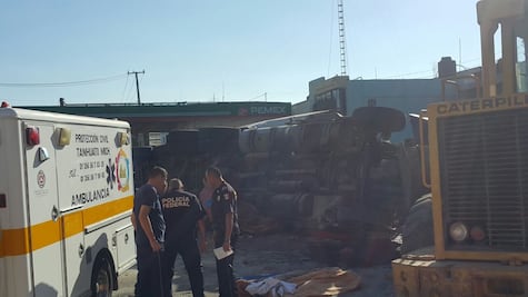 Suman 6 muertos por choque de tráiler contra gasolinera en Michoacán