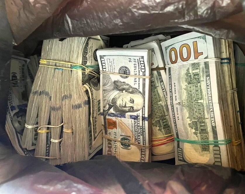 Fiscalía General de la República (FGR) detuvo a cuatro personas y aseguró 261 mil dólares en efectivo. Foto: Especial