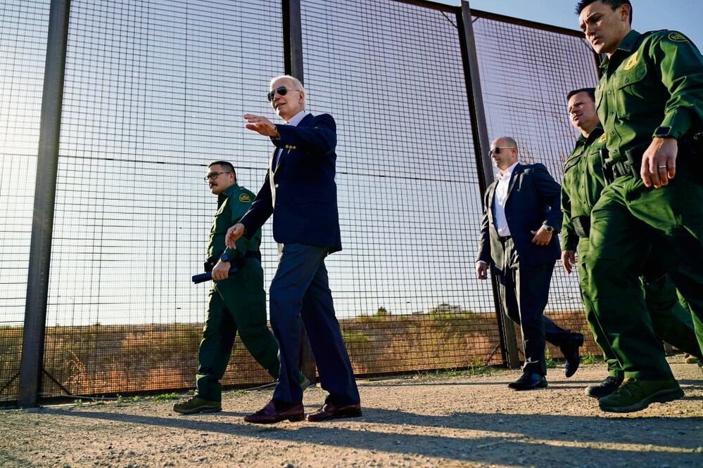 El presidente estadounidense Joe Biden, al recorrer una franja de la frontera de Estados Unidos con México en El Paso, Texas, el 8 de enero pasado. Foto: Andrew Harnik / AP