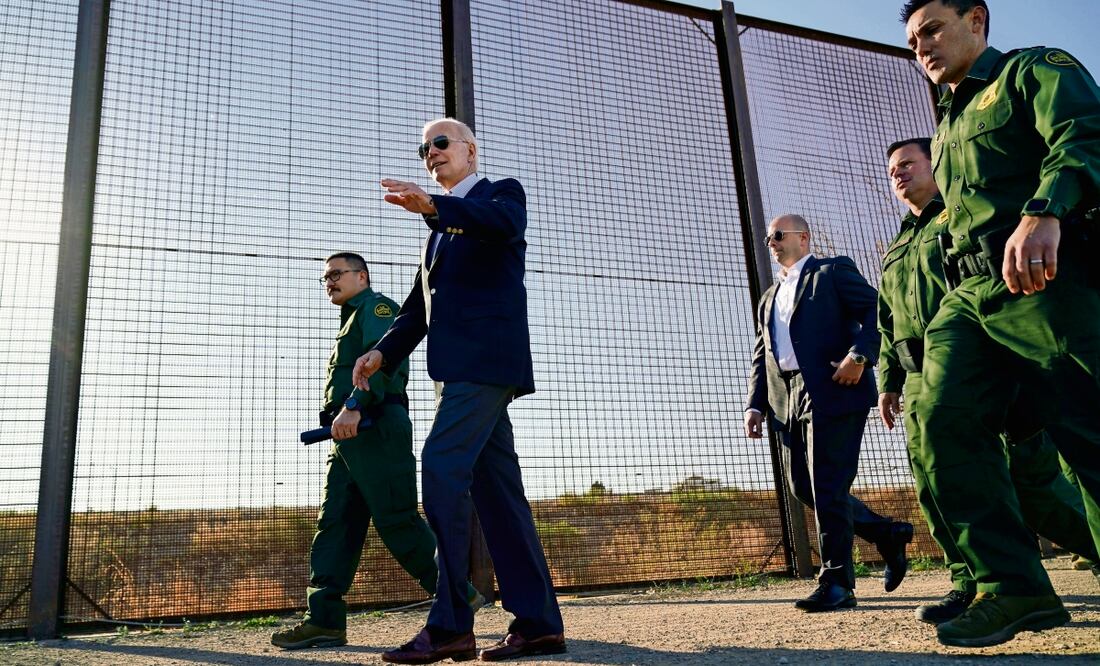 El presidente estadounidense Joe Biden, al recorrer una franja de la frontera de Estados Unidos con México en El Paso, Texas, el 8 de enero pasado. Foto: Andrew Harnik / AP