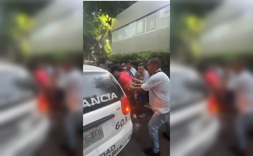 Mientras el joven continuaba esposado, trabajadores de vigilancia de la universidad lo subieron a un vehículo de seguridad universitaria. | Foto: Captura de pantalla.