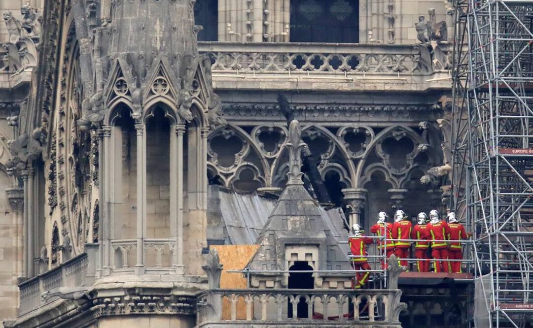 Bomberos revisan la estructura de la catedral de Notre Dame (Foto: Reuters)