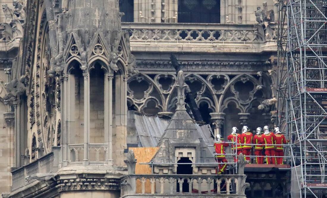 Bomberos revisan la estructura de la catedral de Notre Dame (Foto: Reuters)