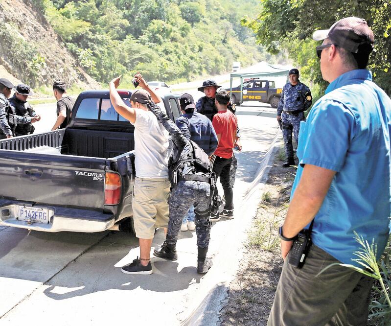 Revisión. Un oficial del Departamento de Seguridad Nacional estadounidense ve actuar a policías de Guatemala, en El Progreso. Foto/LUIS ECHEVERRÍA. REUTERS