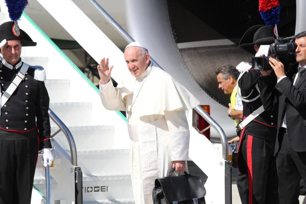 El papa Francisco saluda mientras embarca en el avión que le trasladará a Colombia, en el aeropuerto de Fiumicino en Roma, Italia. (EFE/TELENEWS)