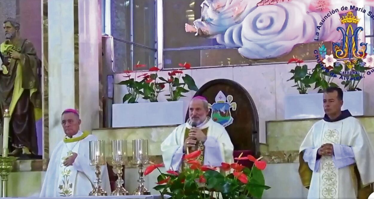 Salvador Rangel (izq.) asistió al acto religioso, a casi un mes de haber sido secuestrado. Foto: Especial