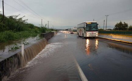 Cierran carreteras por deslave y desbordamiento de río en Morelos