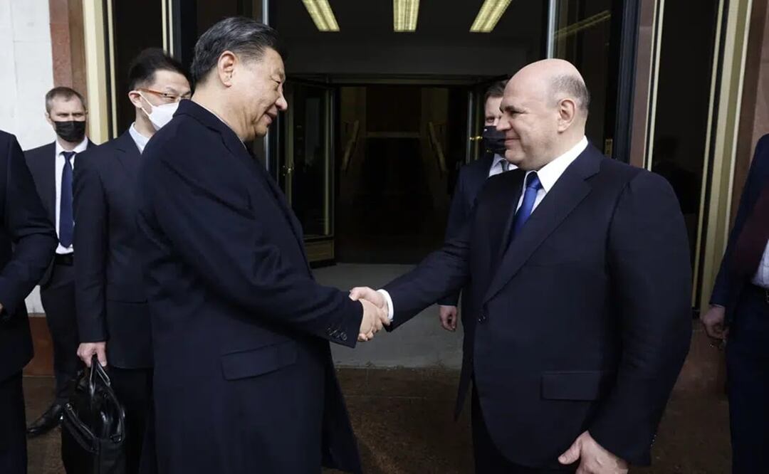 El primer ministro de Rusia, Mikhail Mishustin, a la derecha, estrecha la mano del presidente de China, Xi Jinping, tras sus conversaciones en Moscú, Rusia, el martes 21 de marzo de 2023. Foto: AP