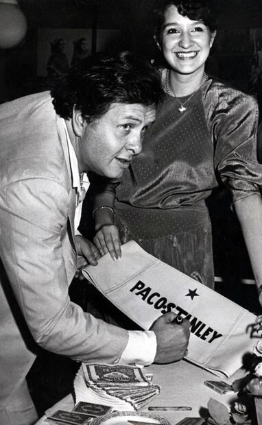 Paco Stanley y Carmen Uribarri en la inauguración del bar “El Set”, el 22 de junio de 1982. Desde sus primeros años de carrera, el conductor amenizó numerosos eventos y premiaciones, siendo una de las caras preferidas para la animación. Foto: Archivo EL UNIVERSAL.