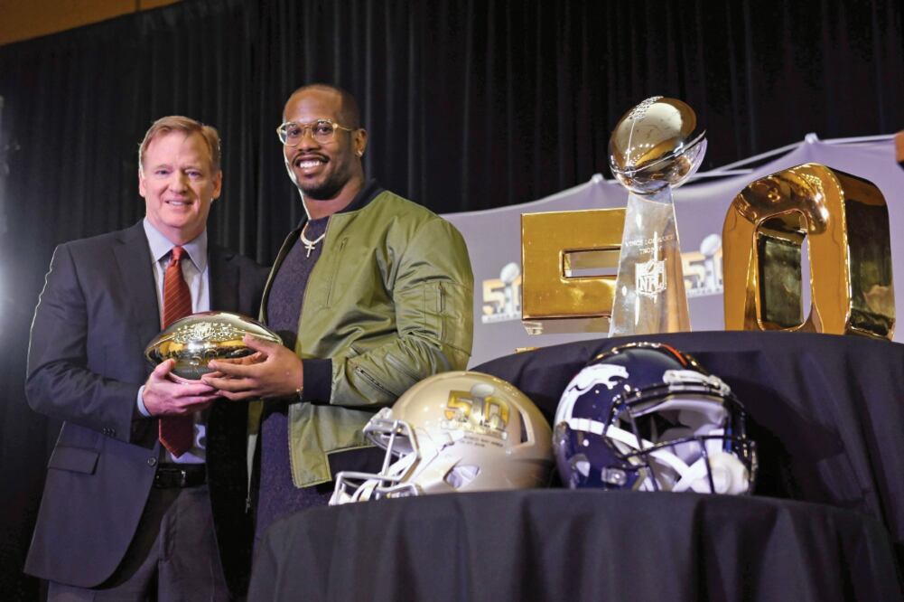El comisionado de la NFL, Roger Goodell, con Von Miller y su trofeo de Jugador Más Valioso (JOHN G. MABANGLO. EFE)