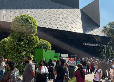 Contribuyentes hacen largas filas en el SAT para tramitar la constancia de situación fiscal