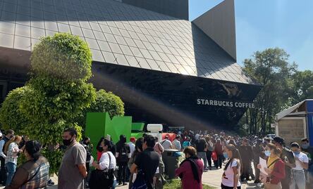 Contribuyentes hacen largas filas en el SAT para tramitar la constancia de situación fiscal