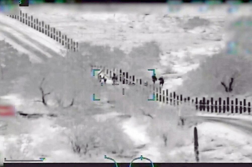 Polémica. Una toma de video de la Patrulla Fronteriza que muestra hombres armados supuestamente ayudando a migrantes a cruzar hacia EU. Foto: EFE
