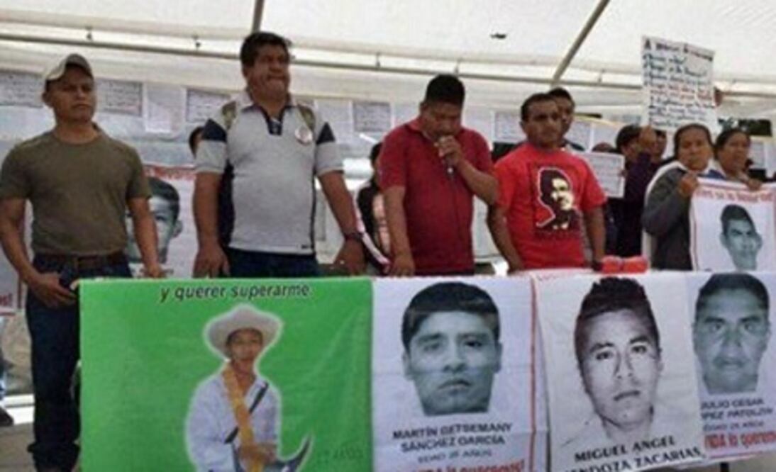 "Los seguiremos buscando con vida": padres de los 43