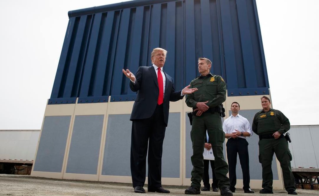 Trump frente a uno de los ocho prototipos del muro fronterizo que quiere instalar la actual Administración (Foto: Archivo / AP)