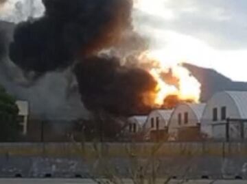 Continúan labores de emergencia por incendio en bodega industrial de Tepeji; reducen carriles en carretera México-Querétaro