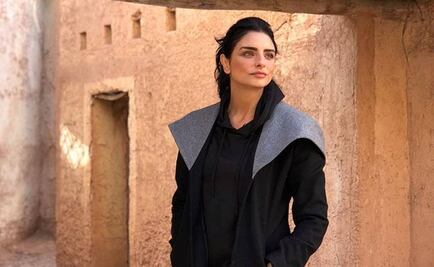 Aislinn Derbez impacta con escotado traje de baño