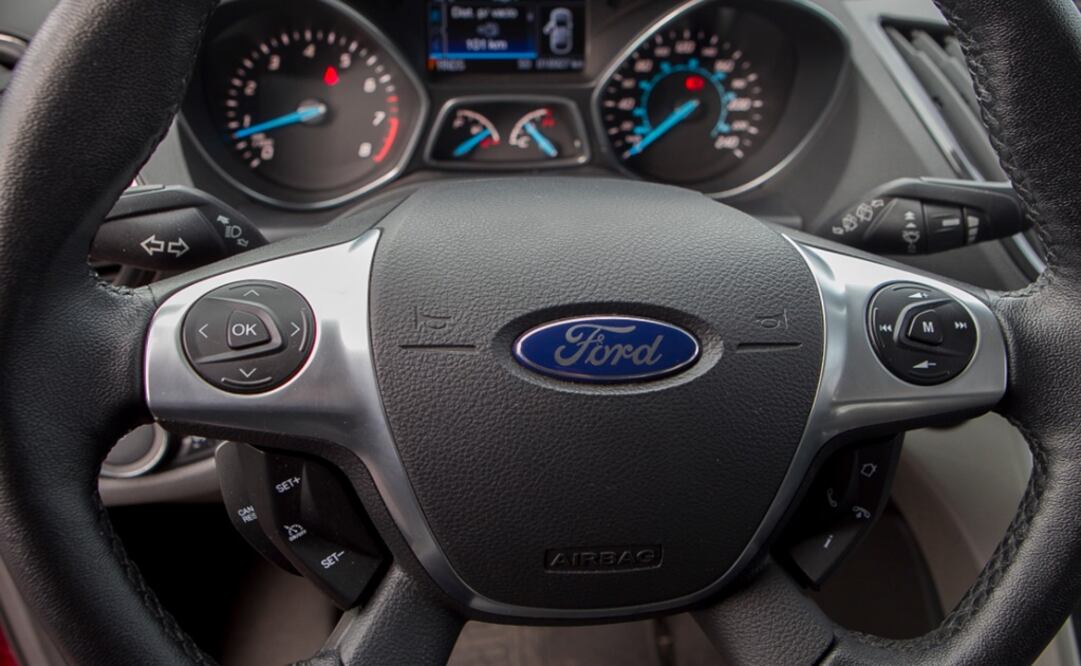 Ford llama a revisión 48 mil 300 autos en EU