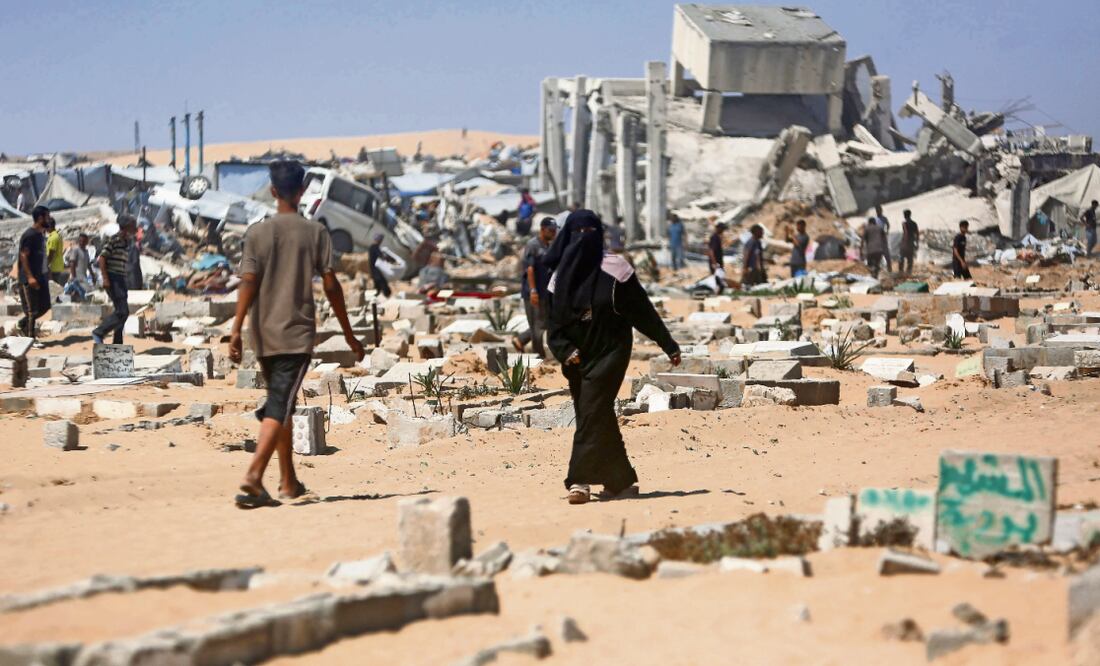 Una palestina observa la destrucción en un campamento en Khan Younis. Foto: AFP