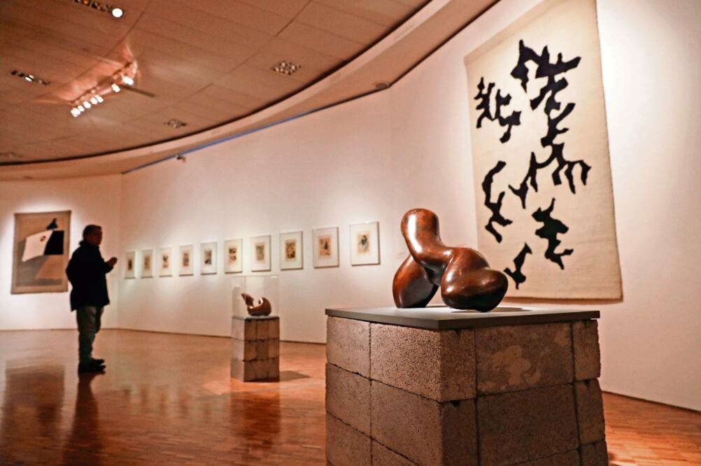 Arp reúne relieves, esculturas, pinturas, recortes y tapices del artista. (YADIN XOLALPA)