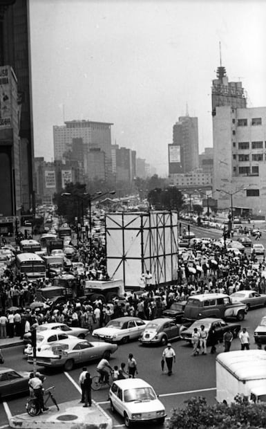 Entre llanto y admiración, capitalinos acompañaron la “cabalgata” del Caballito de Tolsá