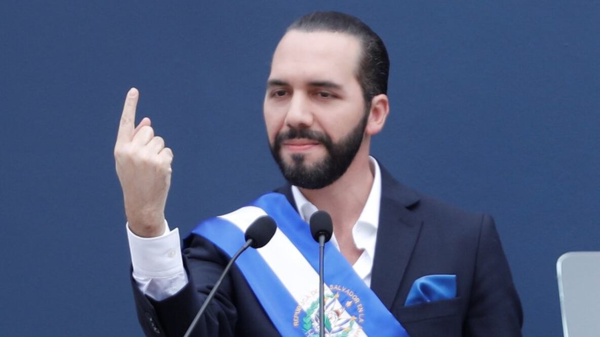 Nayib Bukele fue ordenando a sus ministros que destituyeran a funcionarios vinculados con el anterior gobierno. Foto: Reuters