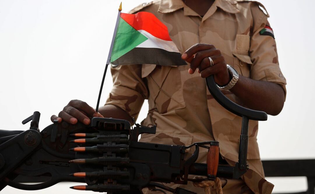 Un integrante de las Fuerzas de Apoyo Rápido (RSF) aparece en su vehículo durante una manifestación tribal con apoyo militar en la provincia de Nilo Oriental, Sudán. Foto: AP