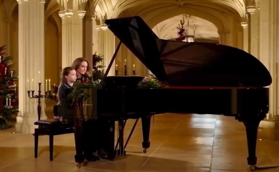 Durante la interpretación, la princesa Kate solo tocó con la mano izquierda, mientras que Charlotte, visiblemente muy concentrada, tocó con la mano derecha. Foto: Tomada de Video
