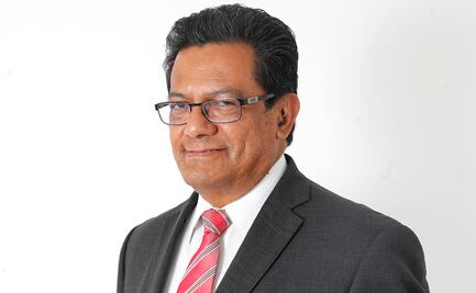 Reporteros rinden un minuto de aplausos en memoria de Juan Arvizu, periodista de EL UNIVERSAL