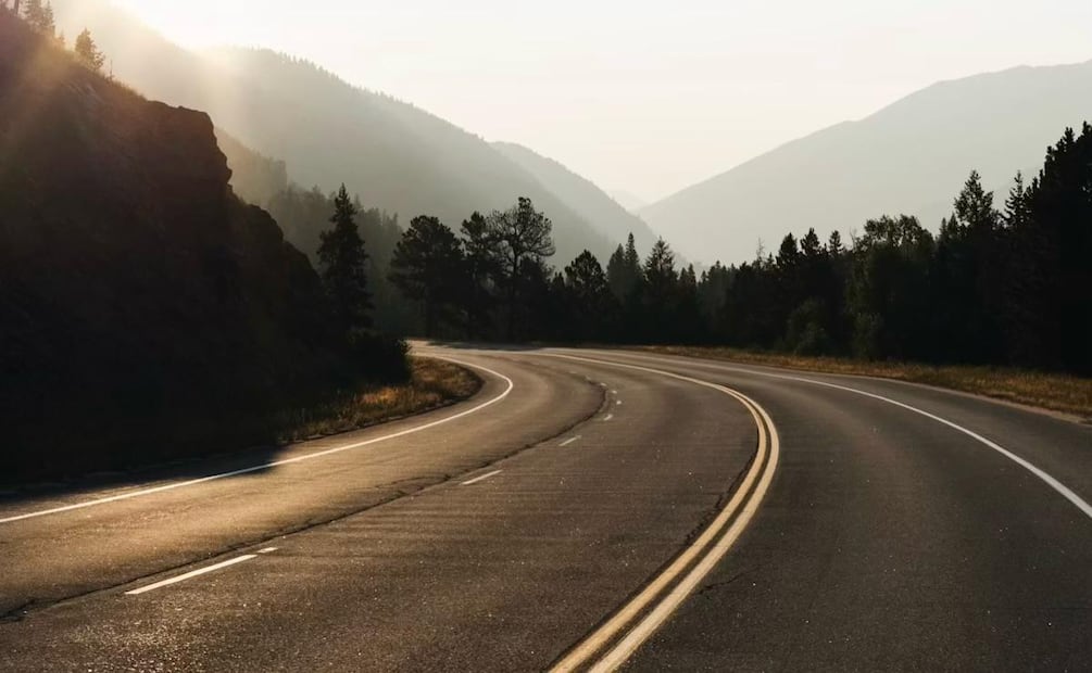 Evita conducir a exceso de velocidad en las autopistas. Foto: Unsplash