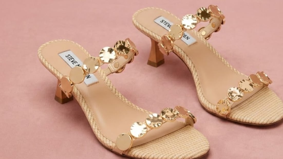 Las sandalias con tacón aportan elegancia a tus looks veraniegos formales. Foto: Steve Madden