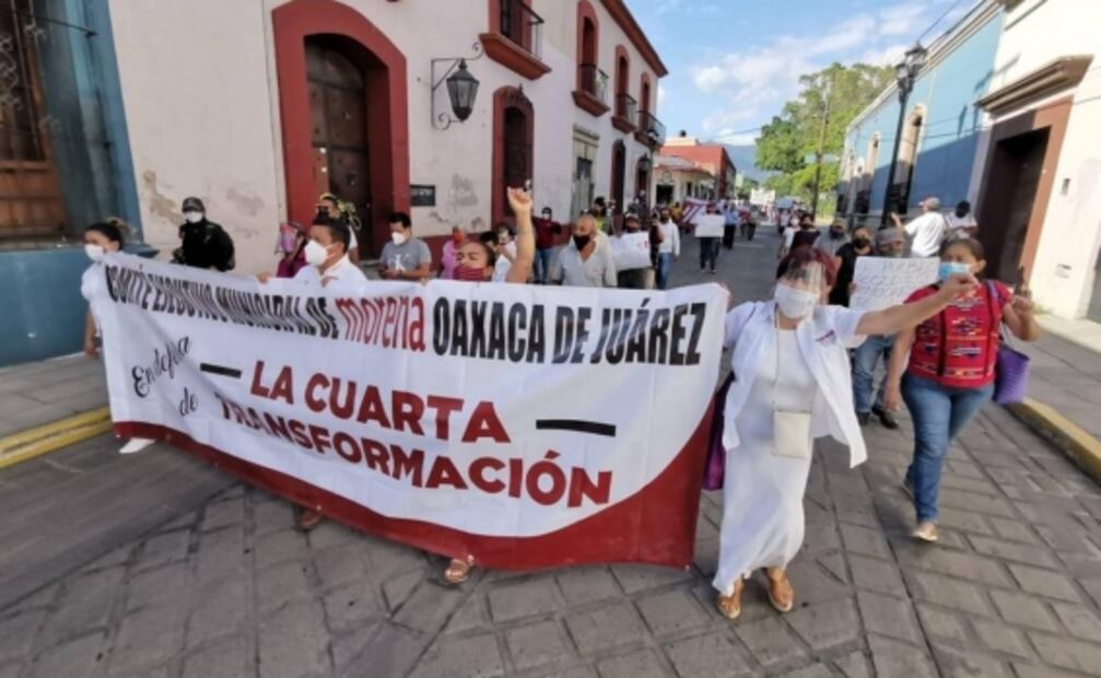 Simpatizantes de Morena realizan “Marcha en Defensa de AMLO” en Oaxaca