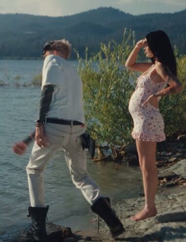 La actriz apareció con una sospechosa pancita en el video de su novio. Foto: Captura de pantalla.