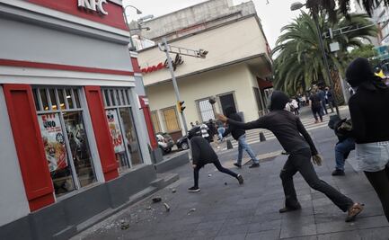 Vandalismo y cierres de negocios por marcha de Ayotzinapa cuesta millones al comercio de CDMX