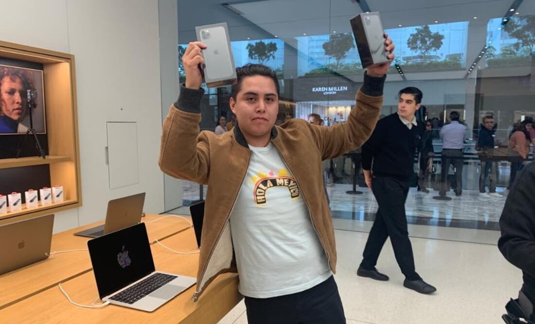 Arturo se considera un empedernido fanático de la marca, Junto con su novia pasaron 15 horas para adquirir en la Apple Store, cuatro dispositivos iPhone 11 Pro Max 256 GB.