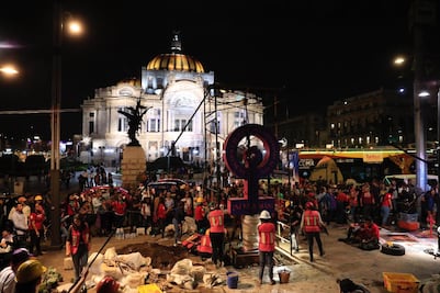 Familiares de víctimas de feminicidios instalan antimonumento sobre Avenida Juárez