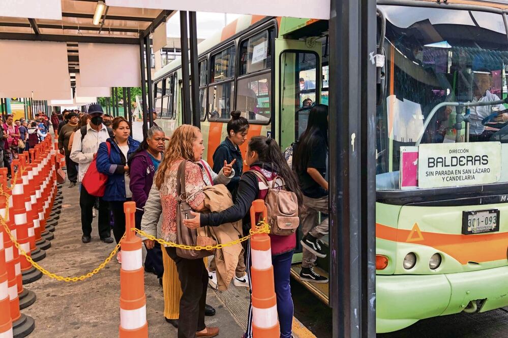Usuarios de la Línea 1 señalan que ha sido un año de padecer el tráfico y las largas filas para abordar las unidades del servicio emergente. Foto: Diego Simón Sánchez / EL UNIVERSAL