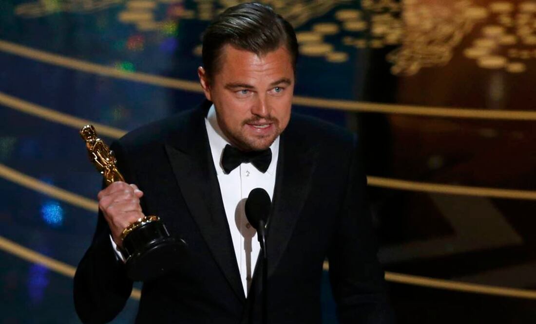 Leonardo DiCaprio al momento de recibir su Oscar. Fotografía de AP