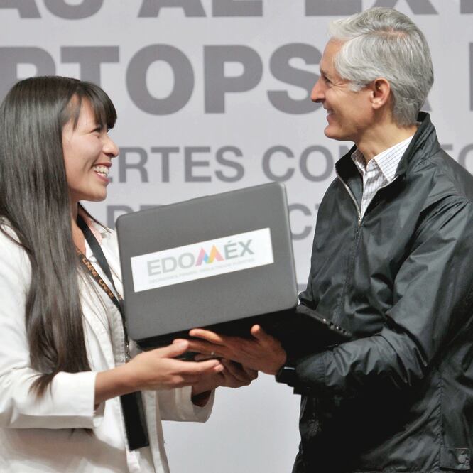 Al entregar becas y laptops a alumnos, el gobernador Alfredo del Mazo dijo que urge pasar “de una economía manufacturera a una del conocimiento”. ESPECIAL