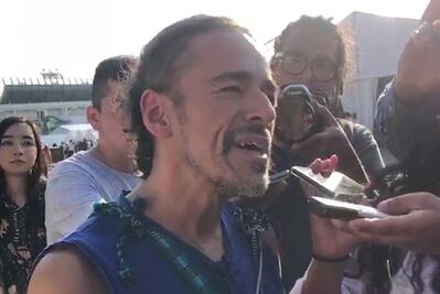 Café Tacvba visita y canta a migrantes en CDMX