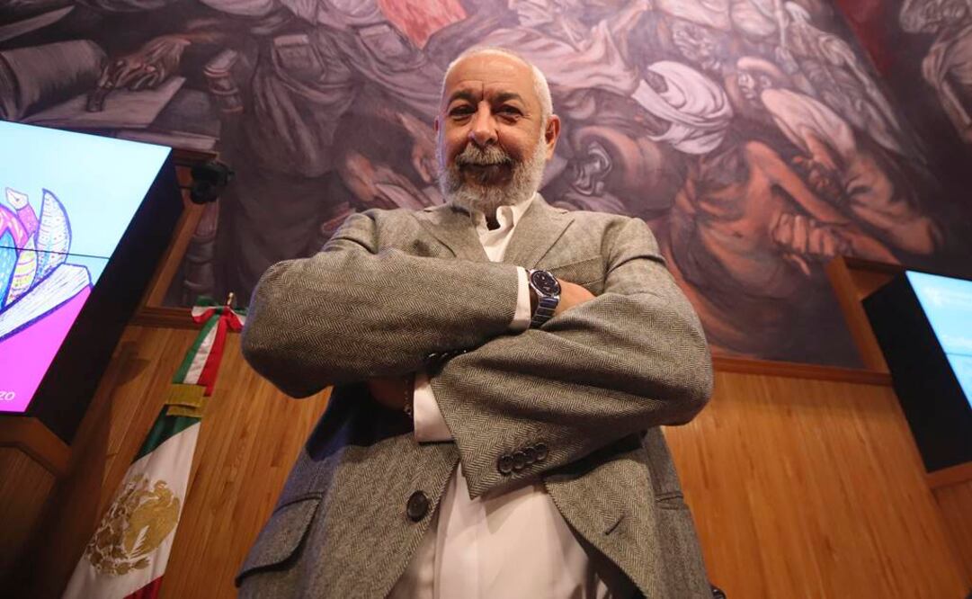 Padura dio la charla "¿Para qué se escribe una novela?" que tuvo como escenario los murales del mexicano José Clemente Orozco. FOTO: EFE.