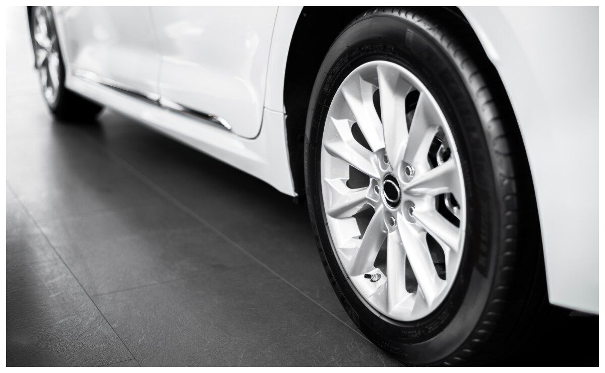 Unas llantas bien infladas nos garantizan un viaje seguro. Foto: Freepik