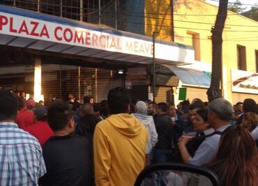 Comerciantes bloquean Eje Central por operativo en Plaza Meave