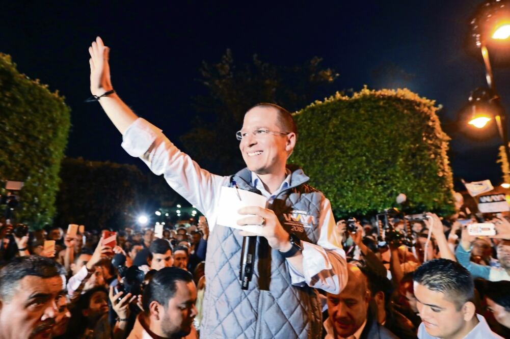 Ricardo Anaya, precandidato de la coalición Por México al Frente, realizó un mitin callejero en Lagos de Moreno, acompañado de los aspirantes al Senado y a la gubernatura de Jalisco, Clemente Castañeda y Enrique Alfaro. (BERENICE FREGOSO. EL UNIVERSAL)