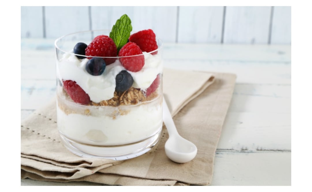 Yogurt natural con fruta (Istock)