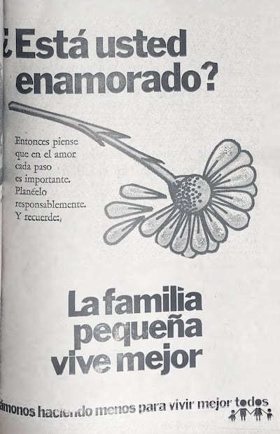 Anuncio “La Familia Pequeña Vive Mejor”. Las campañas del CONAPO también llegaron a los libros de texto gratuitos, con lecturas para sexto de primaria sobre planificación familiar y crisis demográfica. Foto: Hemeroteca EL UNIVERSAL.