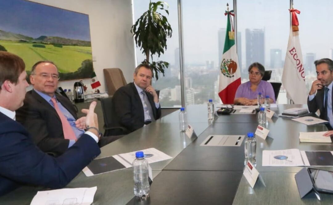 Dialogaron acerca de las sinergias y oportunidades que ofrece el nearshoring al sector financiero para la atracción de inversiones a México. Foto: @SE_mx