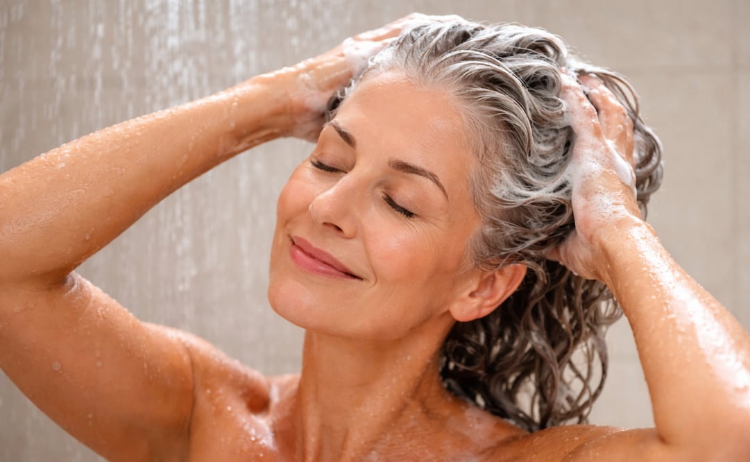 Este es el mejor shampoo para lucir unas canas saludables. Foto: Imagen generada con IA