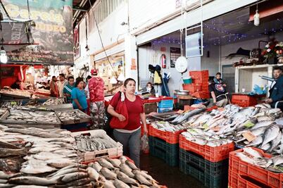 En la Nueva Viga, precios de mariscos “resisten” gasolinazo