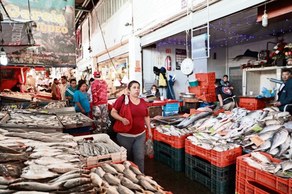 La Sagarpa prevé que en Semana Santa se comercialicen en el país más de 300 mil toneladas de productos pesqueros y acuícolas, por un monto cercano a 22 millones de pesos en venta al público. (ALEJANDRA LEYVA)